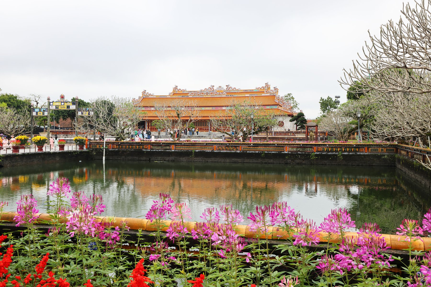 Blumen und Teich vorm Palast der Prinzessin Huyen Tran in der Zitadelle von Hué