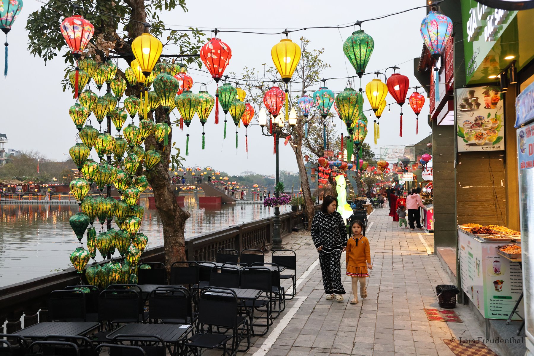 Lampions und Restaurants in der Altstadt von Ninh Binh 