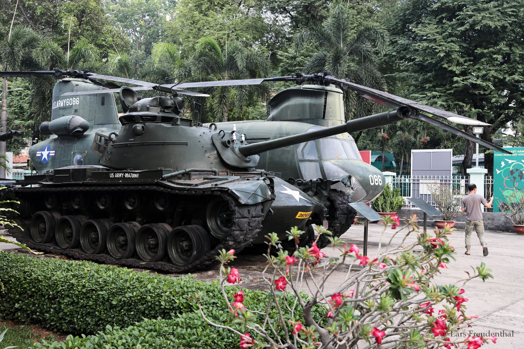 Panzer und Hubschrauber aus dem Vietnamkrieg auf dem Gelände des Museums für Kriegsüberreste