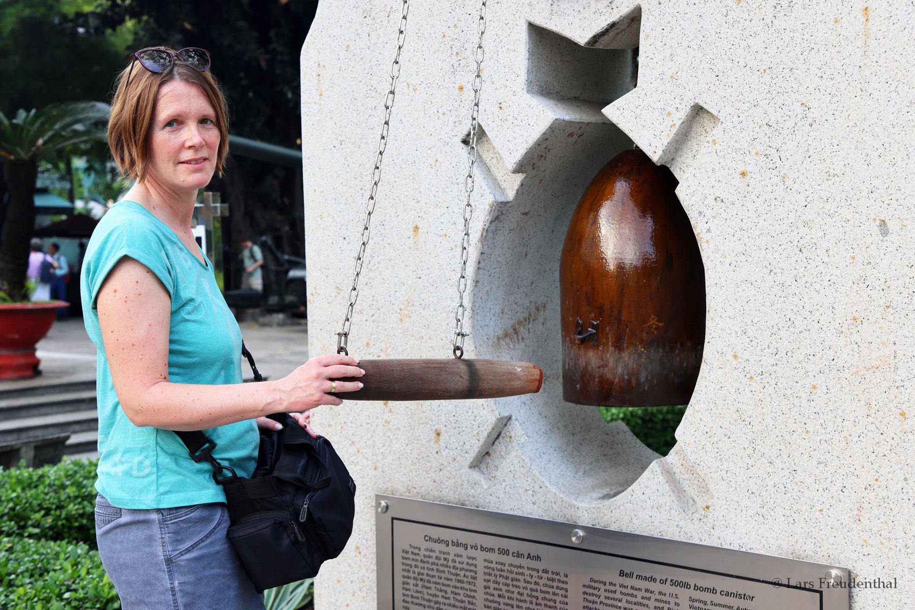 Annette schlägt die Friedensglocke im Kriegsopfermuseum in Ho-Chi-Minh-Stadt