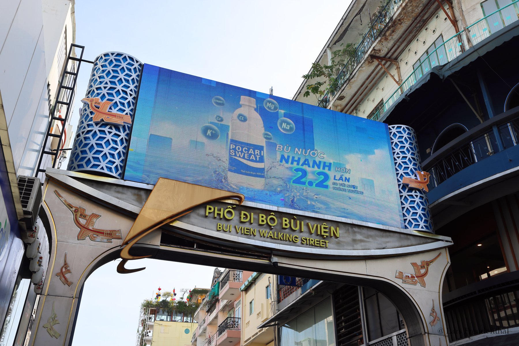Das westliche Eingangstor zur Bui Vien Walking Street in Saigon