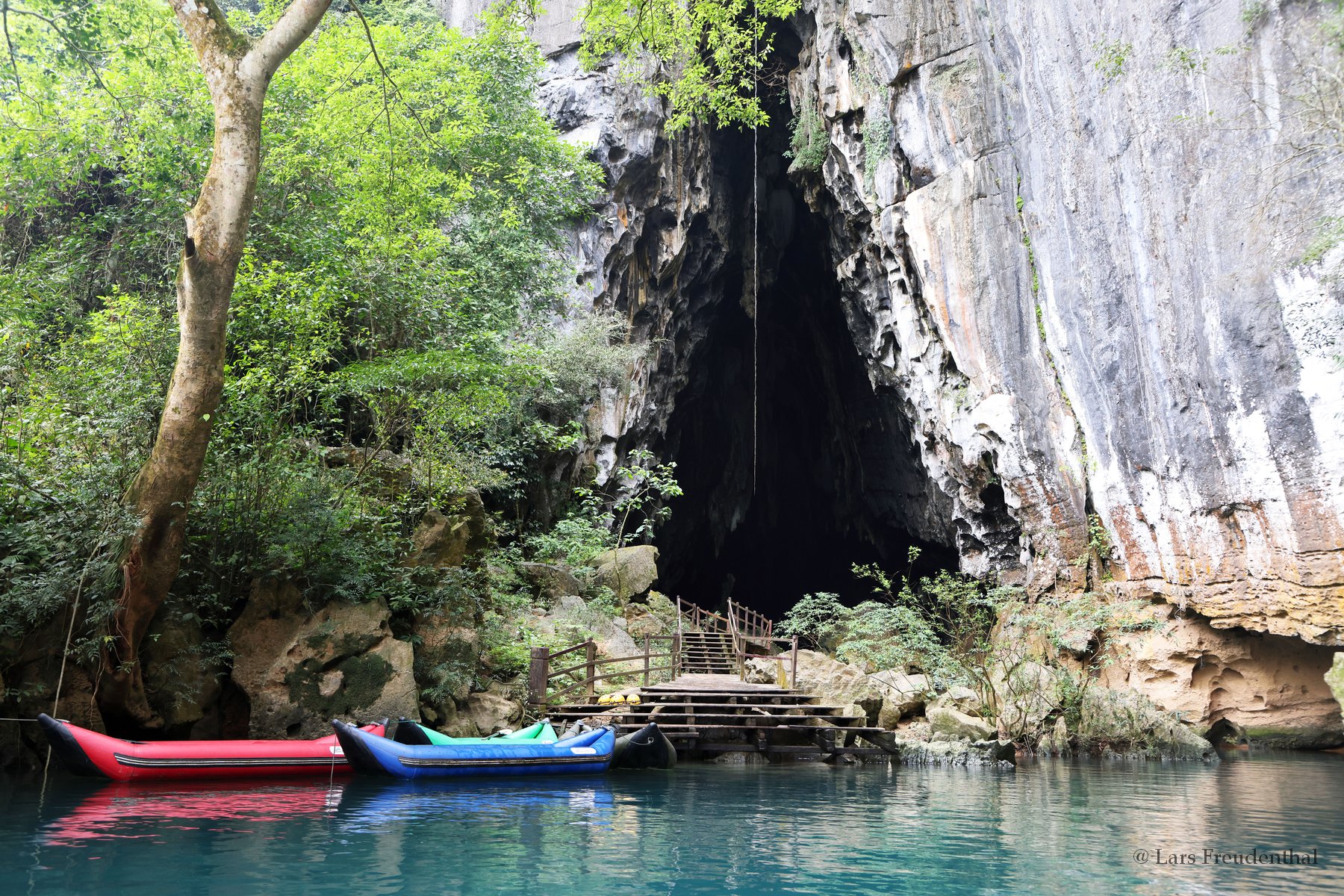 Eingang zur Dark Cave am Chày-Fluss in Vietnam