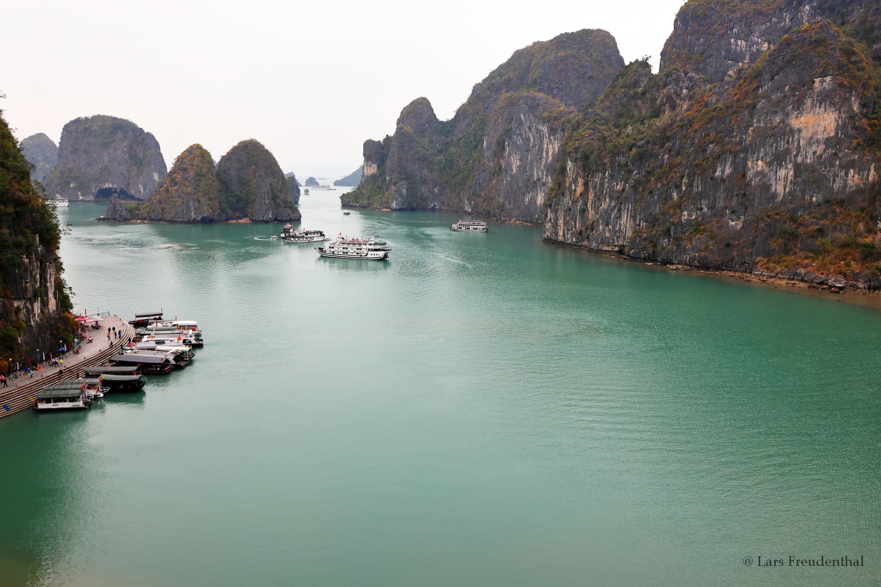 Aussicht von Bo Hon Island über die Halong-Bucht
