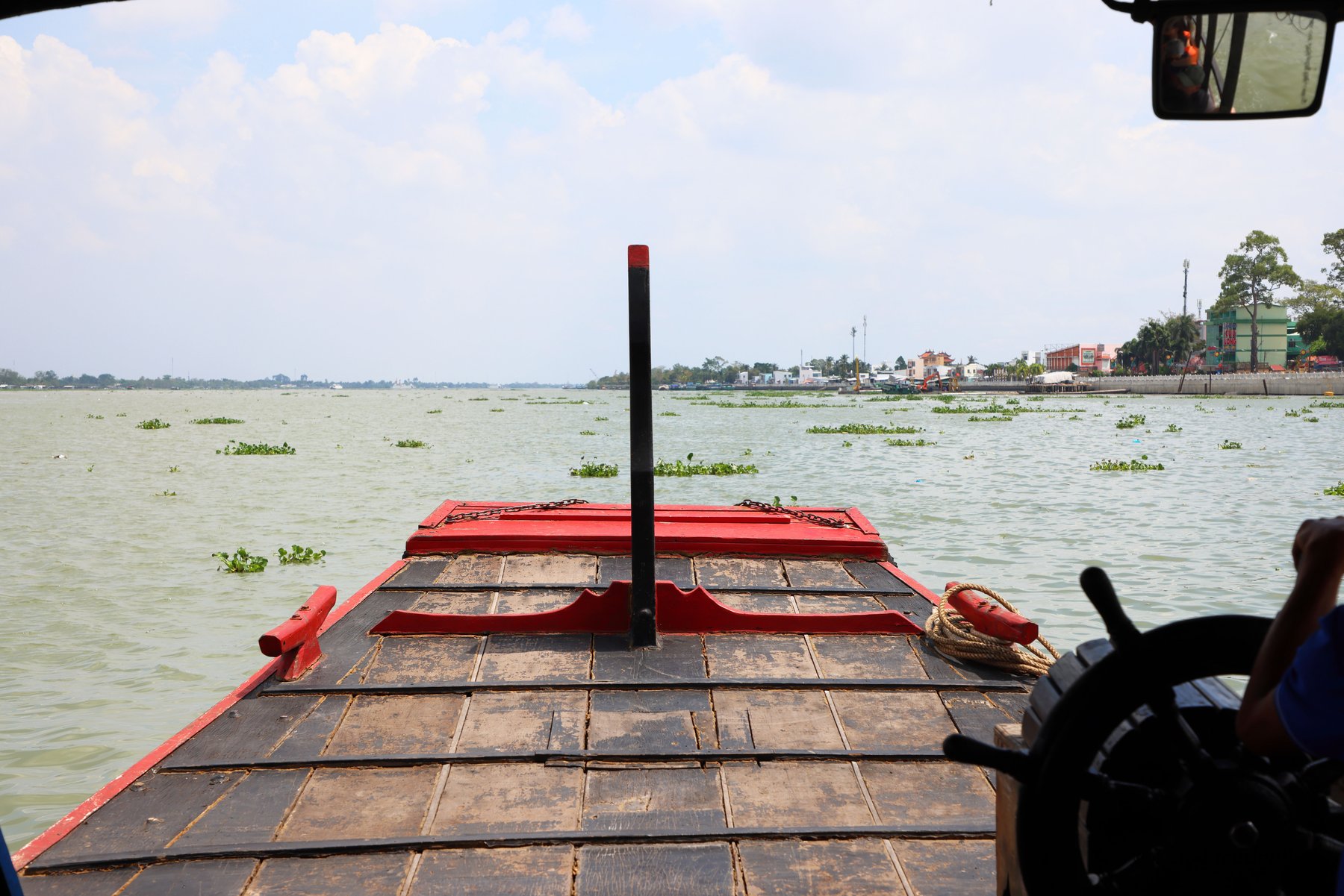 Blick aus einem Sampan auf das Wasser des Mekong