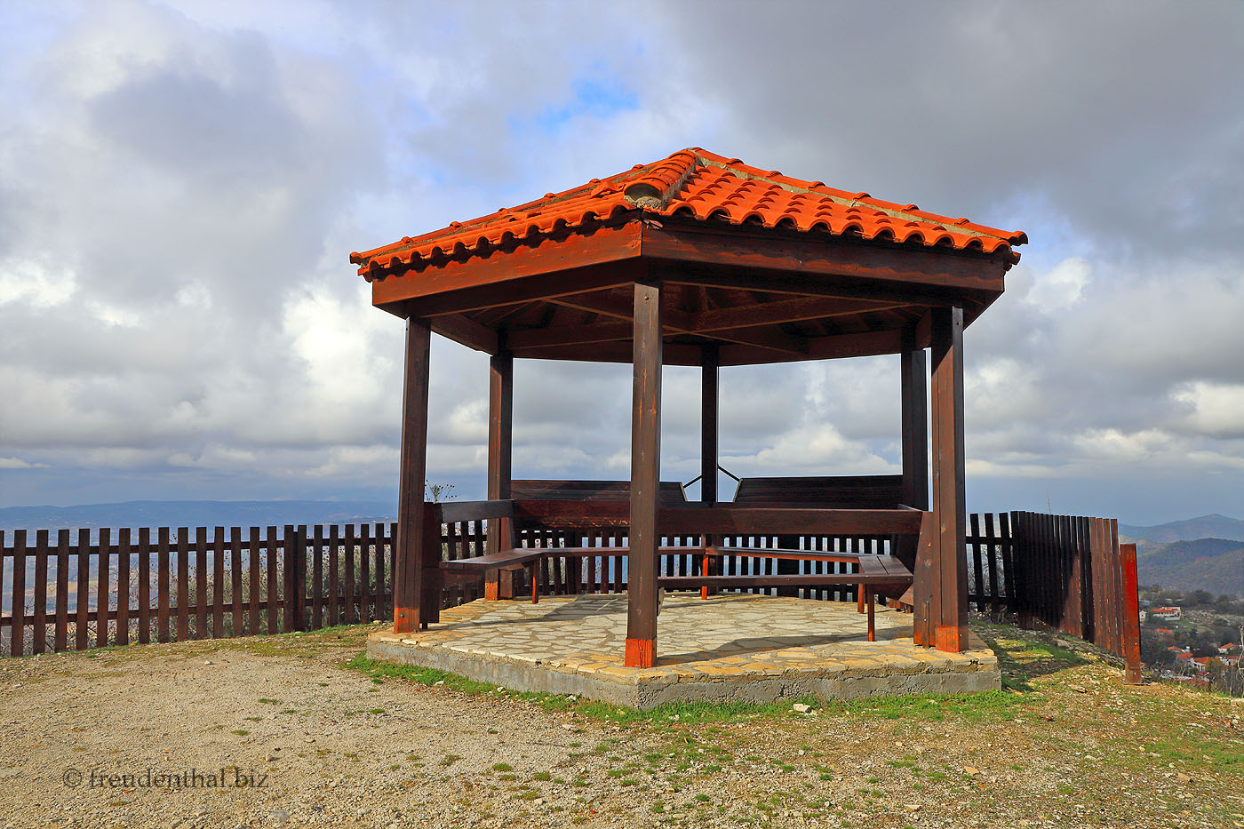Ein schöner Aussichtspavillon mit Blick über Pano Panagia