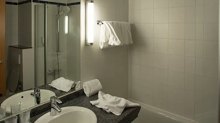 Bad im NH Hotel München Airport