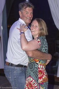 Anne tanzt mit fremden Männern aus Luxemburg im Hilton Hotel Resort Salalah