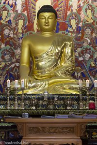 Goldene Buddha-Statue im Woljeongsa Tempel