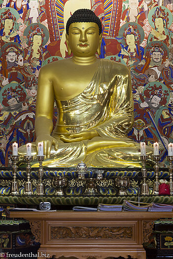 Goldene Buddha-Statue im Woljeongsa Tempel
