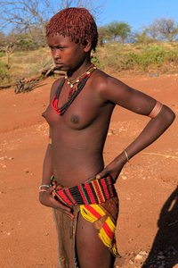 barbusige Hamer-Frau in Äthiopien