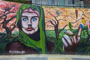 Ausdrucksstarke Bilder an den Wänden der Comuna 13 in Medellín.