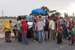 Die Autos sind sofort umringt von Menschen. - Äthiopien