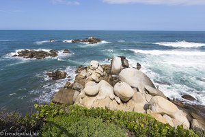 Felsen im Meer beim Cabo San Juan del Guia - Tayrona