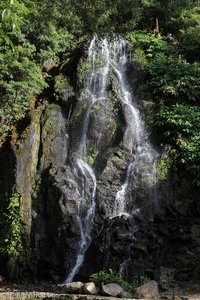Der Wasserfall bei Ribeira dos Caldeiroes