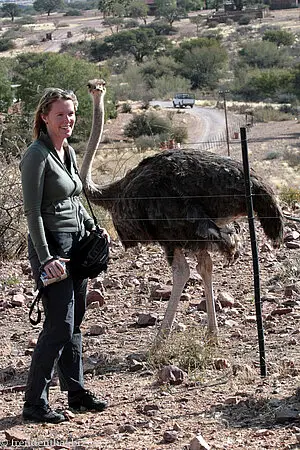 Anne beim Straußengehege von Duwisib