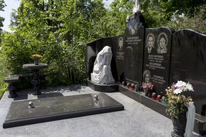 Grab mit Tisch und Bänklein auf dem Zentralfriedhof von Chisinau