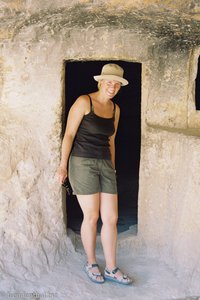 Annette vor Höhlenwohnung