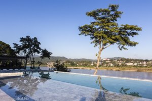 Pool beim ibis Styles Chiang Khong Riverfront mit Blick auf Laos