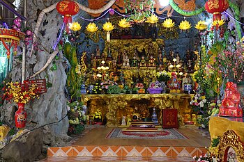 Schrein im Tempel Đền Thung Lá