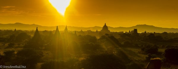 Sonnenuntergang bei der Shwesandaw Pagode