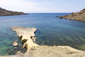 Noch ein Blick auf die Felszunge an der Gnejna Bay auf Malta