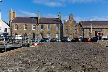 Die Kaimauer vom Hafen vor dem Kirkwall Hotel