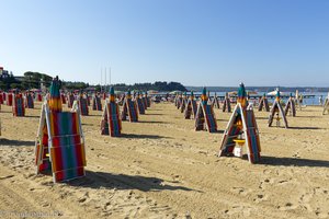 Strandsets auf dem goldgelben Sand verteilt