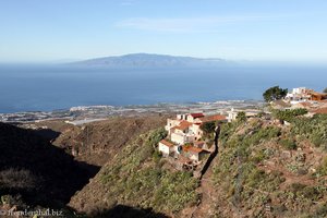 Blick über den Ortsrand von El Jaral übers Meer bis La Gomera