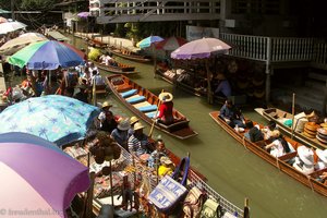 Reges Treiben auf dem Klong der Floating Markets.