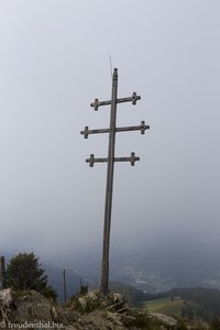 Hölzernes Wetterkreuz beim Aufstieg zur Hönigspitz