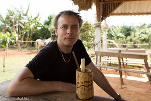 Lars beim Cocktail-Trinken im Tal von Viñales