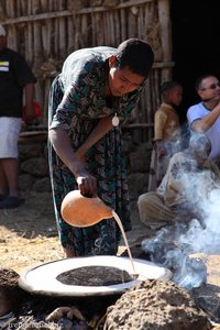 Äthiopierin beim Injera-Backen