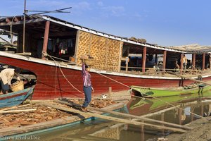 Mit Körben werden die Frachtkähne am Irrawaddy entladen