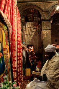 Priester beim Gebet in der Marienkirche - Bete Maryam in Lalibela