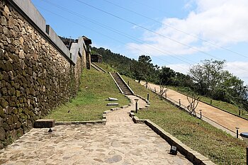 Wege entlang der alten Mauer der Festung Hải Vân Quan, Vietnam