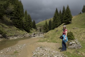 Anne und die dunklen Wolken im Bucegi Gebirge