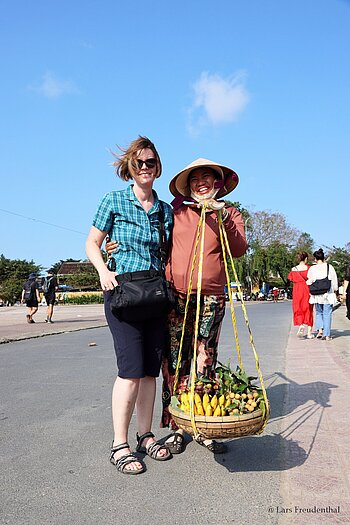 Annette mit einem Verkäufer in Hội An