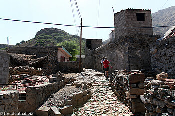 Dorf hinter dem Berg