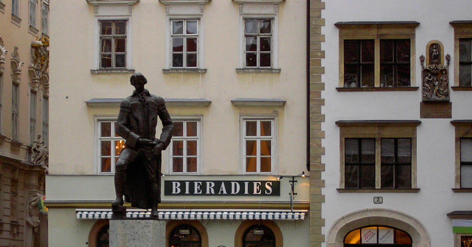 Lessing-Statue auf dem Judenplatz im historischen Zentrum Wiens