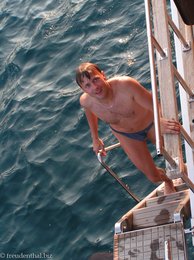 Lars nach einem Bad im Meer - Treppe auf das Gulet Atlantis