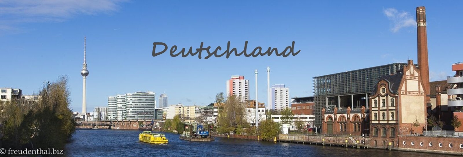 Sicht auf den hoch in den Himmel ragenden Berliner Fernsehturm bei blauem Himmel