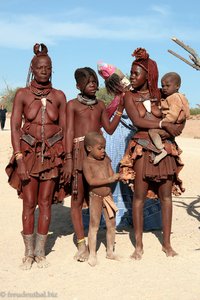 Himbas in der Gegend von Khorixas
