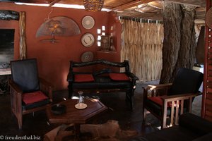 gemütlicher Aufenthaltsraum in der Kalahari Anib Lodge