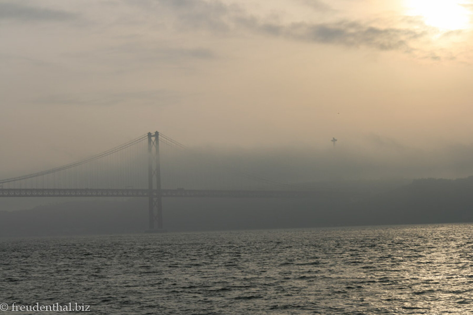 Brücke des 25. Aprils von Lissabon im Nebel