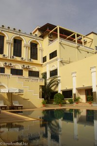 Siem Reap - Blick vom Pool zum Princess Angkor Hotel