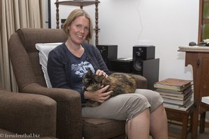 Anne fühlt sich wohl mit der Katze in Pretoria