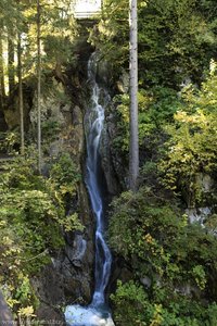 schmaler Wasserfall in der Gilfenklamm