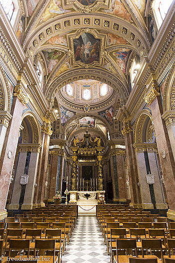 Das Kirchenschiff der Basilika San Ġorġ
