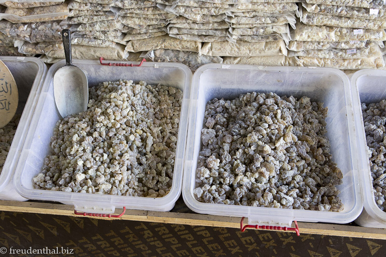 Behälter mit Weihrauch im Weihrauchsouk von Salalah, Oman