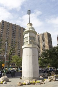 weißer Leuchtturm beim South Street Seaport